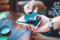 ΑΑΔΕ: 380.000 email για τη διασύνδεση των POS με τις ταμειακές