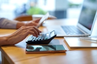 Γλιτώνουν τεκμήρια και έλεγχο καταθέσεων με μεταφορά φορολογικής κατοικίας στο εξωτερικό